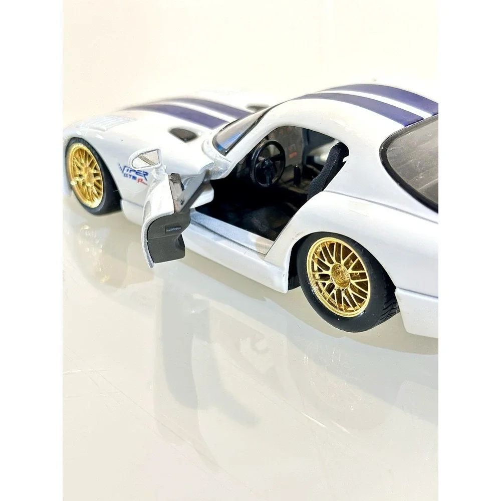 Maisto 1/24 Scale Die Cast Model Dodge Viper GT2 - White & Blue